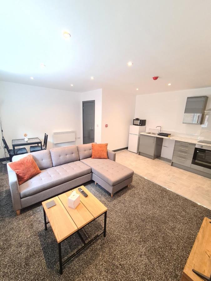 By Bic Oates 8 Apartment *